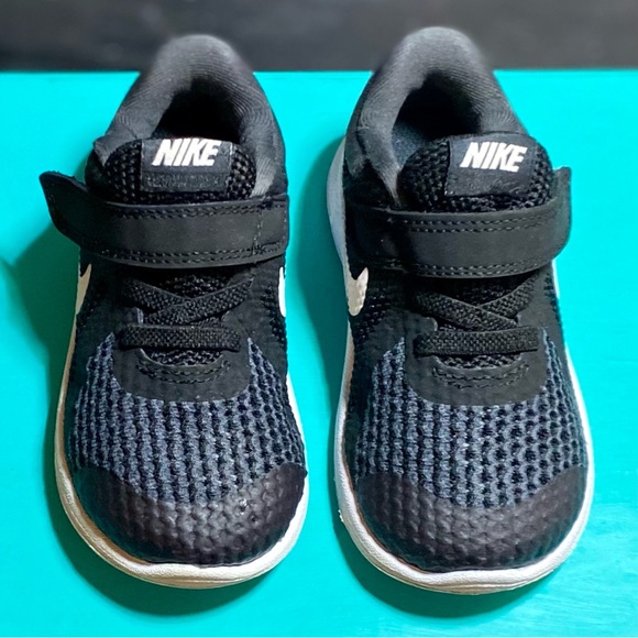 EUC Nike Revolution Sneakers Size US 7C 943304-006 Black/White - Picture 1 of 8